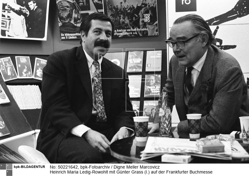 Person: Heinrich Maria Ledig-Rowohlt [12.03.1908 - 28.02.1992], Deutscher Verleger
Günter Grass [16.10.1927 - 13.04.2015], Deutscher Schriftsteller, Grafiker und Bildhauer<BR>Aufnahmedatum: 1967<BR>Material/Technik: Foto<BR>Aufnahmeort: Frankfurt am Main<BR>Inventar-Nr.: 965509<BR>
