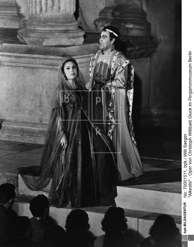 Szenenfoto mit Hedwig Müller als Alkestis und Martin Ritzmann als König Admetos<BR>Aufnahmedatum: 1959<BR>Material/Technik: Foto<BR>Aufnahmeort: Berlin<BR>