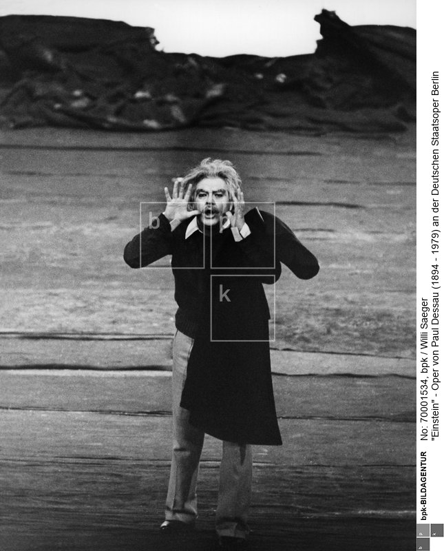 Musikalische Leitung: Otmar Suitner, Inszenierung: Ruth Berghaus, Bühnenbild: Andreas Reinhardt; Szenenfoto mit Theo Adam als Einstein<BR>Aufnahmedatum: 16.02.1974<BR>Material/Technik: Foto<BR>Aufnahmeort: Berlin (Ost)<BR>