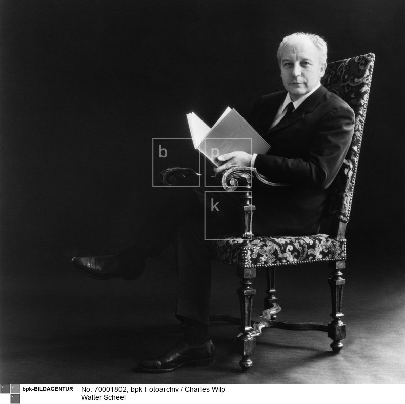 Person: Walter Scheel [08.07.1919 - 24.08.2016], Deutscher Politiker (FDP); vierter Bundespräsident der BRD (1974-79)<BR>Aufnahmedatum: 1970<BR>Material/Technik: Foto<BR>
