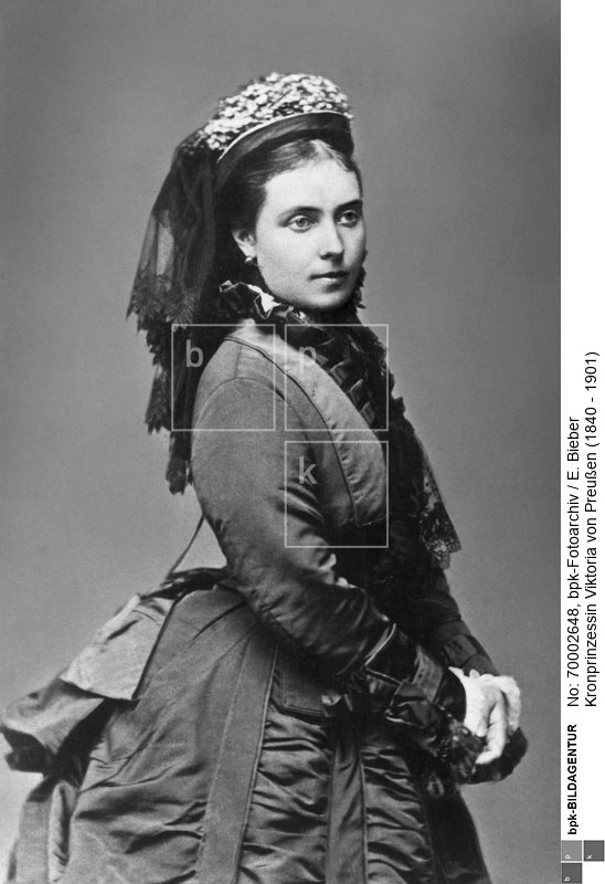 Gattin des Kronprinzen Friedrich Wilhelm und späteren deutschen Kaisers Friedrich III.; Tochter der britischen Königin Victoria und des Prinzgemahls Albert; Mutter Wilhelms II.<BR>Aufnahmedatum: um 1875<BR>Material/Technik: Foto<BR>Aufnahmeort: Hamburg<BR>