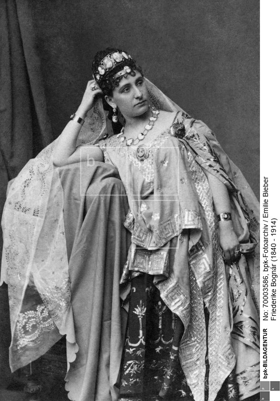 Deutsche Schauspielerin, Engagement am Wiener Hofburgtheater; Rollenfoto (?); 
Carte de Visite mit Gestaltung der Rückseite<BR>Aufnahmedatum: um 1870<BR>Material/Technik: Foto<BR>Aufnahmeort: Berlin<BR>