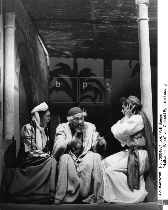 Aufführung am Deutschen Theater Berlin; 

von links: Gerda Müller (Daja), Paul Wegener (Nathan), Agathe Poschmann (Recha); Regie Fritz Wisten, Bühnenbild: Willi Schmidt<BR>Aufnahmedatum: 07.09.1945<BR>Material/Technik: Foto<BR>Aufnahmeort: Berlin<BR>