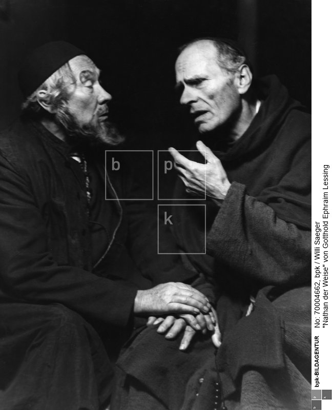 Aufführung am Deutschen Theater Berlin; Paul Wegener als Nathan (l.),Eduard von Winterstein als Klosterbruder; Regie: Fritz Wisten, Bühnenbild: Willi Schmidt<BR>Aufnahmedatum: 07.09.1945<BR>Material/Technik: Foto<BR>Aufnahmeort: Berlin<BR>