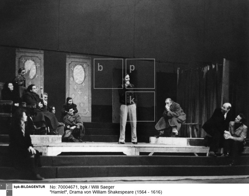 Probe im ungeheizten Theater für eine Aufführung am Deutschen Theater Berlin; 3. Akt, 2. Szene; Mitte: Horst Caspar als Hamlet<BR>Aufnahmedatum: Dezember 1945<BR>Material/Technik: Foto<BR>Aufnahmeort: Berlin<BR>