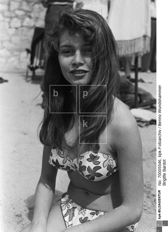 Person: Brigitte Bardot [28.09.1934 -], Französische Filmschauspielerin<BR>Aufnahmedatum: 1953<BR>Material/Technik: Foto<BR>Aufnahmeort: Cannes<BR>Inventar-Nr.: Wu F/53/02/XX<BR>