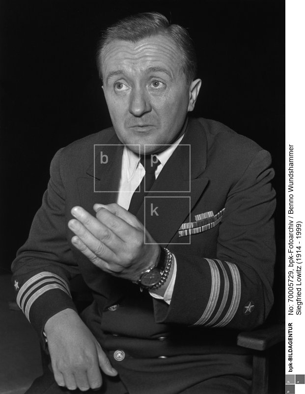 Deutscher Schauspieler; hier: als Kapitän Queeg in Herman Wouks "Meuterei auf der Caine" in der deutschen Erstaufführung in den Münchener Kammerspielen (Wu 54/7/3-12) <br> Aufnahmedatum: 1954 <br> Aufnahmeort: München