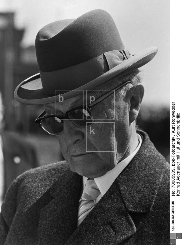 Person: Konrad Adenauer [05.01.1876 - 19.04.1967], Deutscher Politiker (Zentrum, CDU), Oberbürgermeister von Köln 1917-33, Bundeskanzler 1949-63<BR>Aufnahmedatum: um 1960<BR>Material/Technik: Foto<BR>