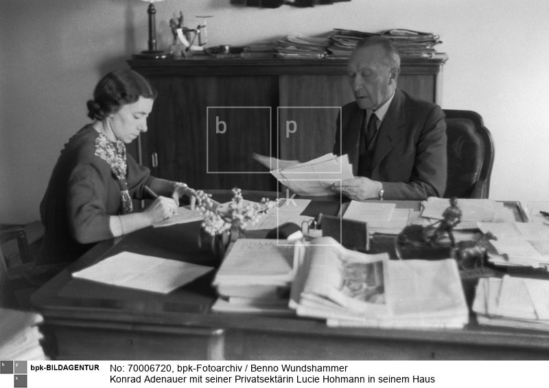 Person: Konrad Adenauer [05.01.1876 - 19.04.1967], Deutscher Politiker (Zentrum, CDU), Oberbürgermeister von Köln 1917-33, Bundeskanzler 1949-63<BR>Aufnahmedatum: Sommer 1949<BR>Material/Technik: Foto<BR>Aufnahmeort: Rhöndorf (bei Bonn)<BR>Inventar-Nr.: Wu 49/14/1.-5.Reihe, 3.v.r.<BR>