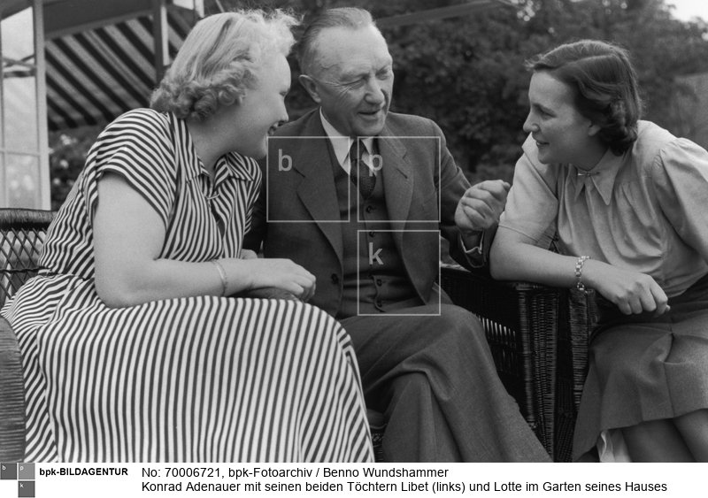 Person: Konrad Adenauer [05.01.1876 - 19.04.1967], Deutscher Politiker (Zentrum, CDU), Oberbürgermeister von Köln 1917-33, Bundeskanzler 1949-63<BR>Aufnahmedatum: Sommer 1949<BR>Material/Technik: Foto<BR>Aufnahmeort: Rhöndorf (bei Bonn)<BR>Inventar-Nr.: Wu 49/14/1.-3.Reihe, 2.v.l.<BR>