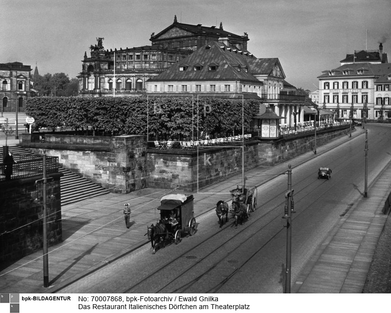 Fotograf: Ewald Gnilka <BR> Mit der Semperoper im Hintergrund <BR> Aufnahmedatum: 1940 <BR> Aufnahmeort: Dresden <BR> Systematik:  <BR> Geographie / Europa / Deutschland / Orte / Dresden / Gebäude / Italienisches Dörfchen