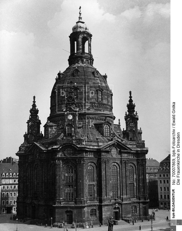 Fotograf: Ewald Gnilka <BR> Aufnahmedatum: 1940 <BR> Aufnahmeort: Dresden <BR> Systematik:  <BR> Geographie / Europa / Deutschland / Orte / Dresden / Gebäude / Kirchen / Frauenkirche