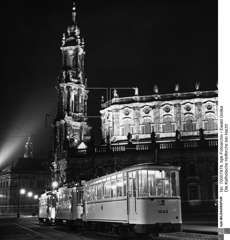 Fotograf: Ewald Gnilka <BR> Aufnahmedatum: 1936 <BR> Aufnahmeort: Dresden <BR> Systematik:  <BR> Geographie / Europa / Deutschland / Orte / Dresden / Gebäude / Kirchen / Hofkirche