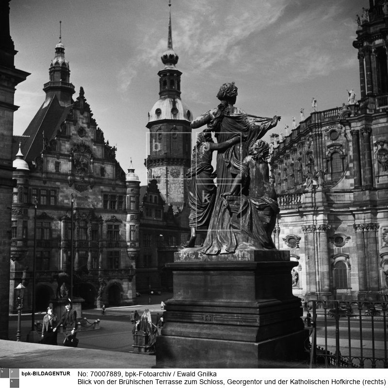 Fotograf: Ewald Gnilka <BR> Im Vordergrund das Denkmal "Morgen" von der Denkmalgruppe "vier Tageszeiten" vor der Brühlschen Terrasse <BR> Aufnahmedatum: 1939 <BR> Aufnahmeort: Dresden <BR> Systematik:  <BR> Geographie / Europa / Deutschland / Orte / Dresden / Gebäude / Schloß und Schloßplatz