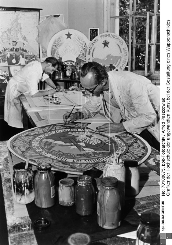 für eine Ausstellung<BR>Aufnahmedatum: August 1955<BR>Material/Technik: Foto<BR>Aufnahmeort: Berlin (Ost)<BR>Inventar-Nr.: Pz R313-16