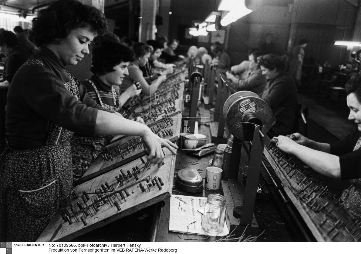 Erste Arbeitsschritte<BR>Aufnahmedatum: Januar 1958<BR>Material/Technik: Foto<BR>Aufnahmeort: Radeberg<BR>Inventar-Nr.: Hy 0854/2814-15