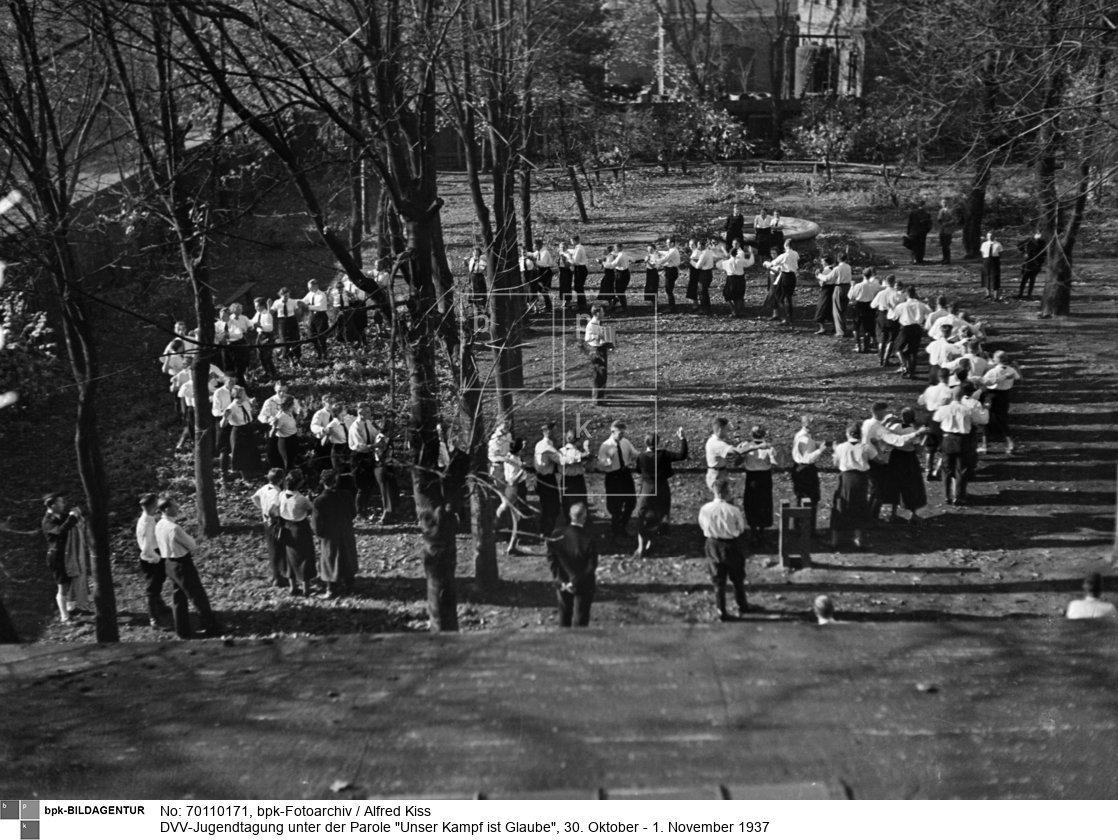 Ort aller Veranstaltungen war der Männergesangsverein, Piotrowska Nr. 243. Hier: Tanzveranstaltung im Garten hinter dem Konzertsaal in der ul. Piotrkowska 243<BR>Aufnahmedatum: 1937<BR>Material/Technik: Foto<BR>Aufnahmeort: Łódź, Polen<BR>Inventar-Nr.: Ki II/044/01<BR>