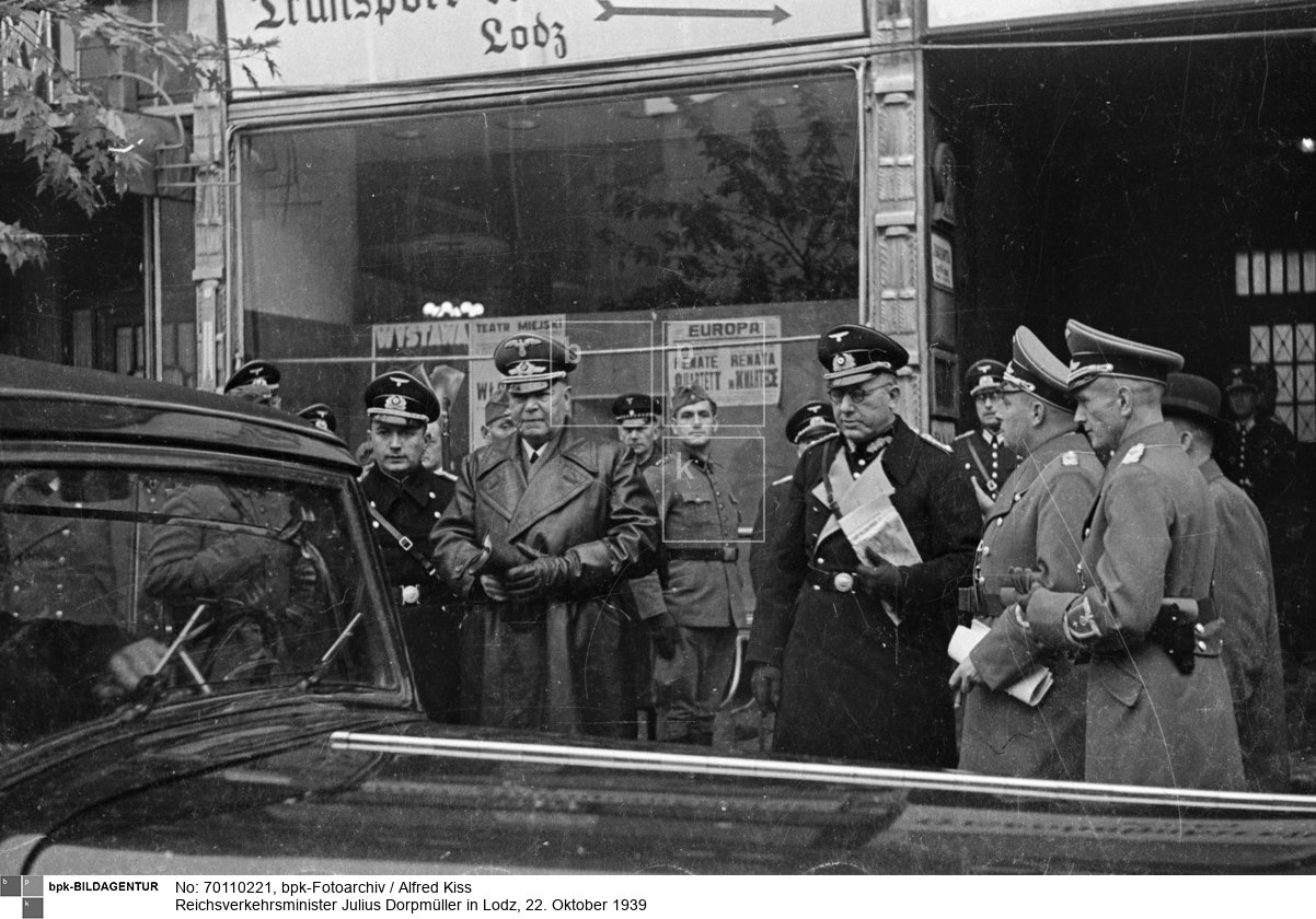 Generaldirektor der Deutschen Reichsbahn und Reichsverkehrsminister Dorpmüller (Bildmitte links) in Begleitung von Emil Beck (Bildmitte rechts), Leiter der Eisenbahndirektion Lodz, vor dem Verwaltungsgebäude der Eisenbahndirektion<BR>Aufnahmedatum: 22.10.1939<BR>Material/Technik: Foto<BR>Aufnahmeort: Lodz (Lodsch, 1940-45 Litzmannstadt), Reichsgau Posen (1939-40), Reichsgau Wartheland (1940-45), Deutsches Reich (durch Annexion) / Łódź, Polen<BR>Inventar-Nr.: Ki I/013/02<BR>