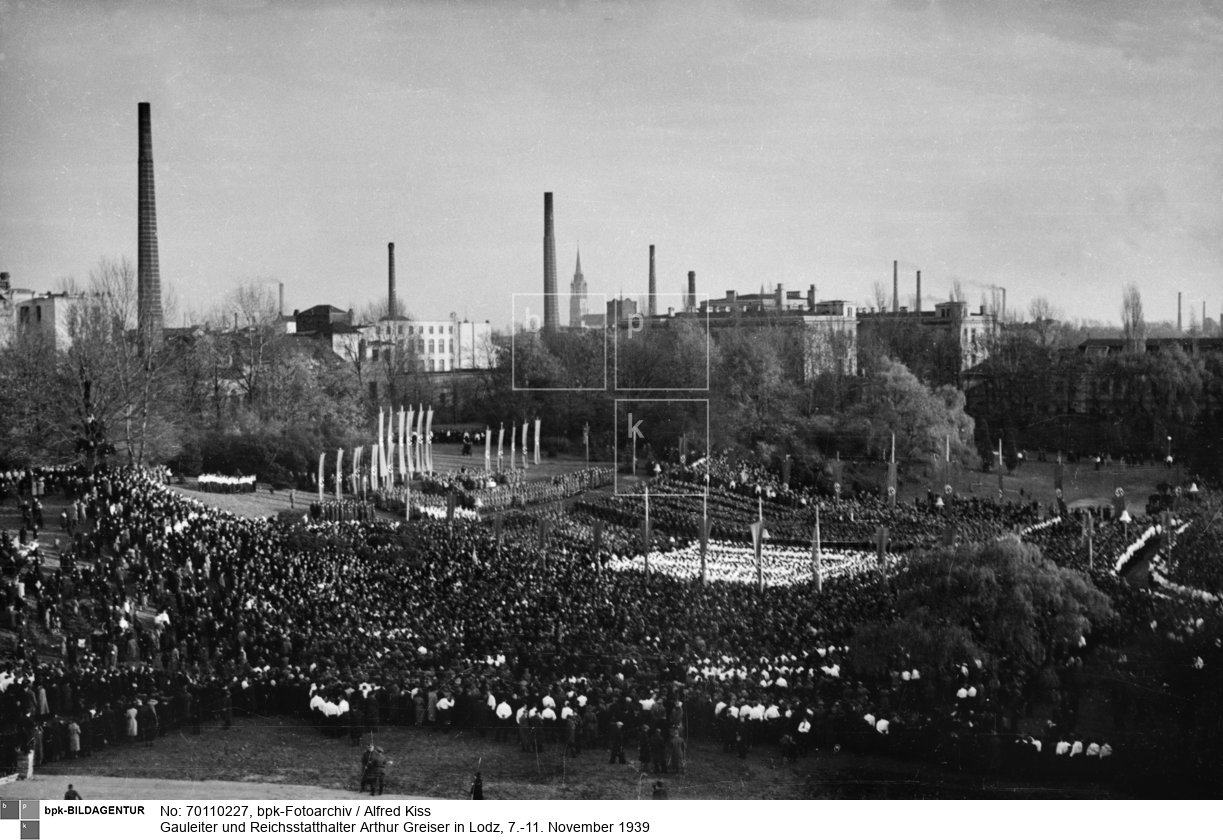 "Befreiungskundgebung" im Poniatowski-Park, 9. November 1939<BR>Aufnahmedatum: 09.11.1939<BR>Material/Technik: Foto<BR>Aufnahmeort: Lodz (Lodsch, 1940-45 Litzmannstadt), Reichsgau Posen (1939-40), Reichsgau Wartheland (1940-45), Deutsches Reich (durch Annexion) / Łódź, Polen<BR>Inventar-Nr.: Ki I/013/23<BR>