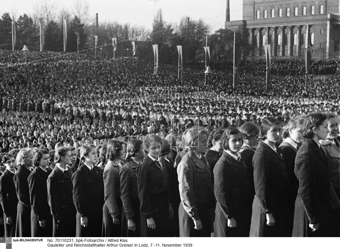 "Befreiungskundgebung" im Poniatowski-Park, 9. November 1939; Blick von der Rednertribüne auf das Aufmarschfeld<BR>Aufnahmedatum: 09.11.1939<BR>Material/Technik: Foto<BR>Aufnahmeort: Lodz (Lodsch, 1940-45 Litzmannstadt), Reichsgau Posen (1939-40), Reichsgau Wartheland (1940-45), Deutsches Reich (durch Annexion) / Łódź, Polen<BR>Inventar-Nr.: Ki I/056/11<BR>
