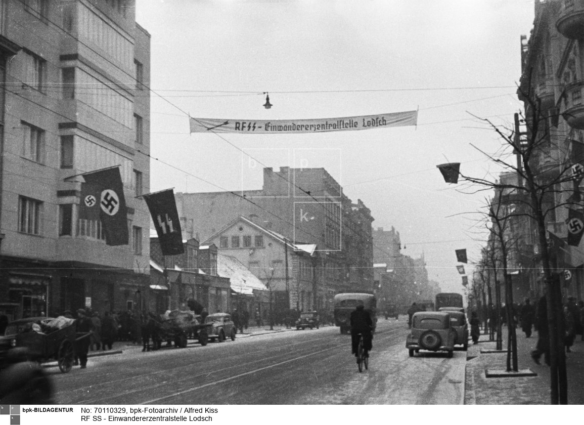 Der Reichsführer SS als Reichskommissar für die Festigung deutschen Volkstums - Einwanderzentralstelle Lodsch<BR>Aufnahmedatum: Anfang 1940<BR>Material/Technik: Foto<BR>Aufnahmeort: Lodz (Lodsch, 1940-45 Litzmannstadt), Reichsgau Posen (1939-40), Reichsgau Wartheland (1940-45), Deutsches Reich (durch Annexion) / Łódź, Polen<BR>Inventar-Nr.: Ki I/015/26<BR>