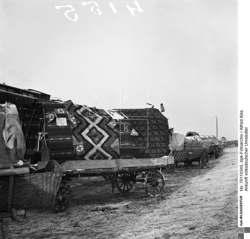 Bahnhof Łódź-Karolew? Pabianice?; Planwagen<BR>Aufnahmedatum: Anfang 1940<BR>Material/Technik: Foto<BR>Aufnahmeort: (Umgebung von) Lodz (Lodsch, 1940-45 Litzmannstadt), Reichsgau Posen (1939-40), Reichsgau Wartheland (1940-45), Deutsches Reich (durch Annexion) / Łódź, Polen<BR>Inventar-Nr.: Ki II/082/04<BR>