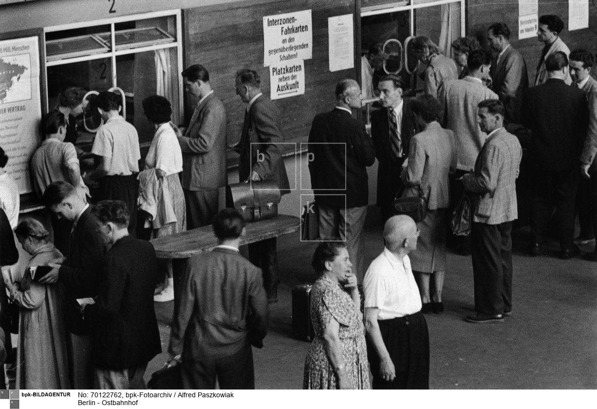 Reisende vor den Verkaufsschaltern für Fahrkarten<BR>Aufnahmedatum: 1955<BR>Material/Technik: Foto<BR>Aufnahmeort: Berlin (Ost)<BR>Inventar-Nr.: Pz R424/3-39<BR>
