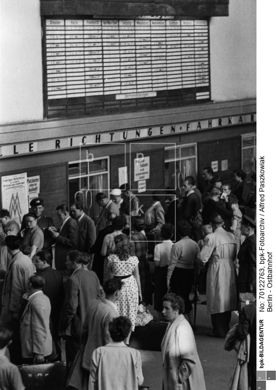 Reisende vor den Verkaufsschaltern für Fahrkarten<BR>Aufnahmedatum: 1955<BR>Material/Technik: Foto<BR>Aufnahmeort: Berlin (Ost)<BR>Inventar-Nr.: Pz R424/3-37<BR>