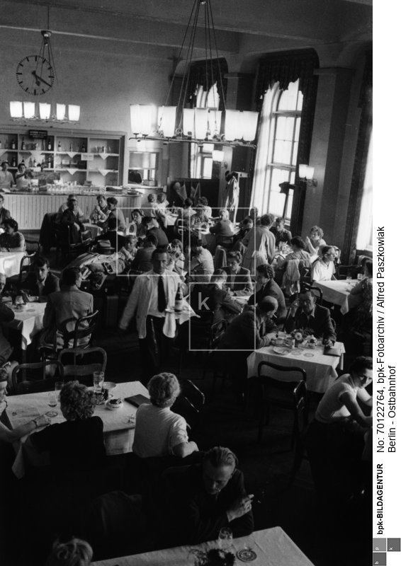 Reisende im Bahnhofsrestaurant<BR>Aufnahmedatum: 1955<BR>Material/Technik: Foto<BR>Aufnahmeort: Berlin (Ost)<BR>Inventar-Nr.: Pz R424/3-31<BR>