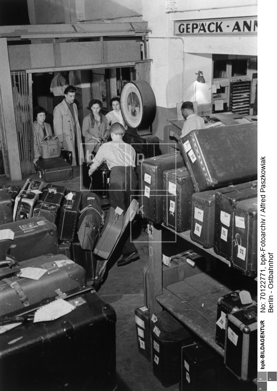 In der Gepäckaufbewahrung<BR>Aufnahmedatum: 1955<BR>Material/Technik: Foto<BR>Aufnahmeort: Berlin (Ost)<BR>Inventar-Nr.: Pz R425/2-29<BR>