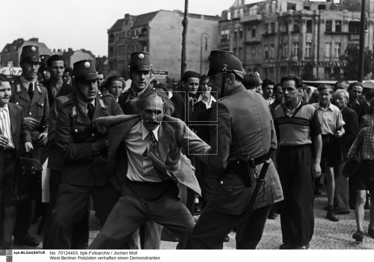 vor dem Schöneberger Rathaus<BR>Aufnahmedatum: September 1950<BR>Material/Technik: Foto<BR>Aufnahmeort: Berlin (West)<BR>Inventar-Nr.: Mo 0356-25<BR>