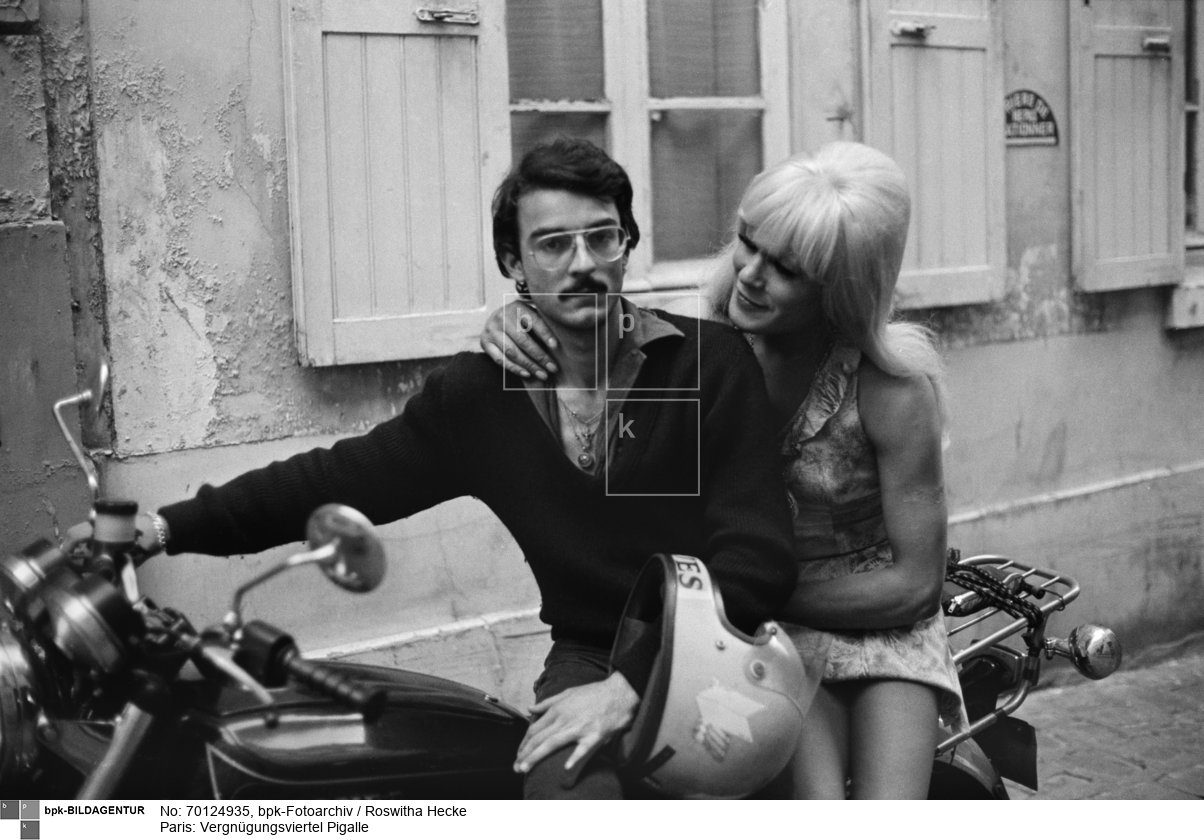 Barbara (Michel) und Freier<BR>Aufnahmedatum: 1975<BR>Material/Technik: Foto<BR>Aufnahmeort: Montmartre Paris Frankreich<BR>