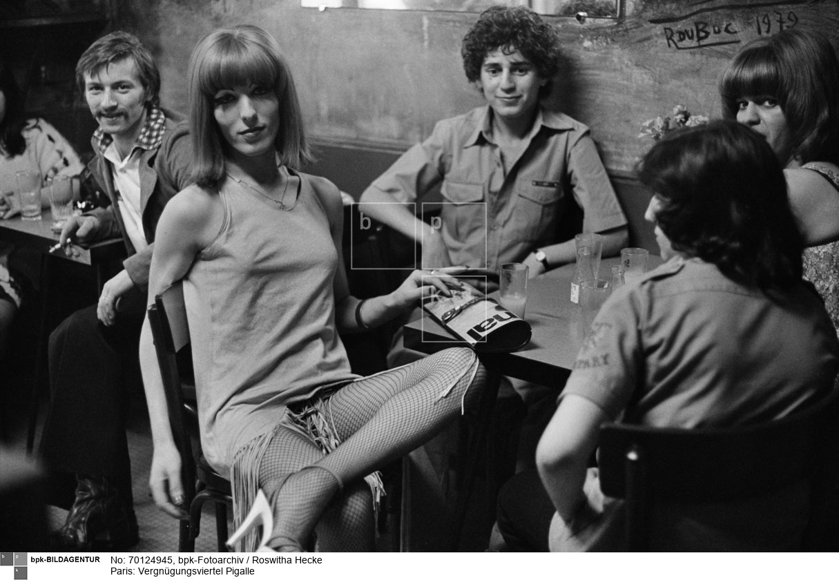 Pirette in der Kneipe<BR>Aufnahmedatum: 1975<BR>Material/Technik: Foto<BR>Aufnahmeort: Montmartre Paris Frankreich<BR>