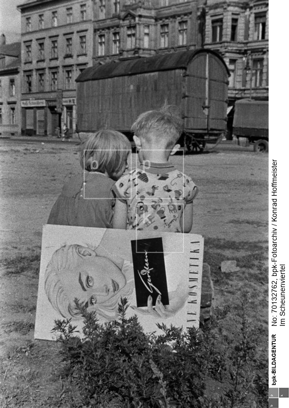 Zwei Kinder hinter einem Werbeschild für die Kosmetika von "Gerdeen"<BR>Aufnahmedatum: 1958 -1961<BR>Material/Technik: Foto<BR>Aufnahmeort: Berlin (Ost) DDR Deutschland<BR>Inventar-Nr.: Hf 33/24-13A<BR>