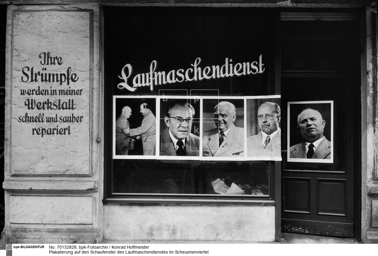 (von links nach rechts: Chruschtschow und Ulbricht, Grotewohl, Pieck, Ulbricht, Chruschtschow)<BR>Aufnahmedatum: 1958 -1961<BR>Material/Technik: Foto<BR>Aufnahmeort: Berlin (Ost) DDR Deutschland<BR>Inventar-Nr.: Hf 36/07/01-27<BR>