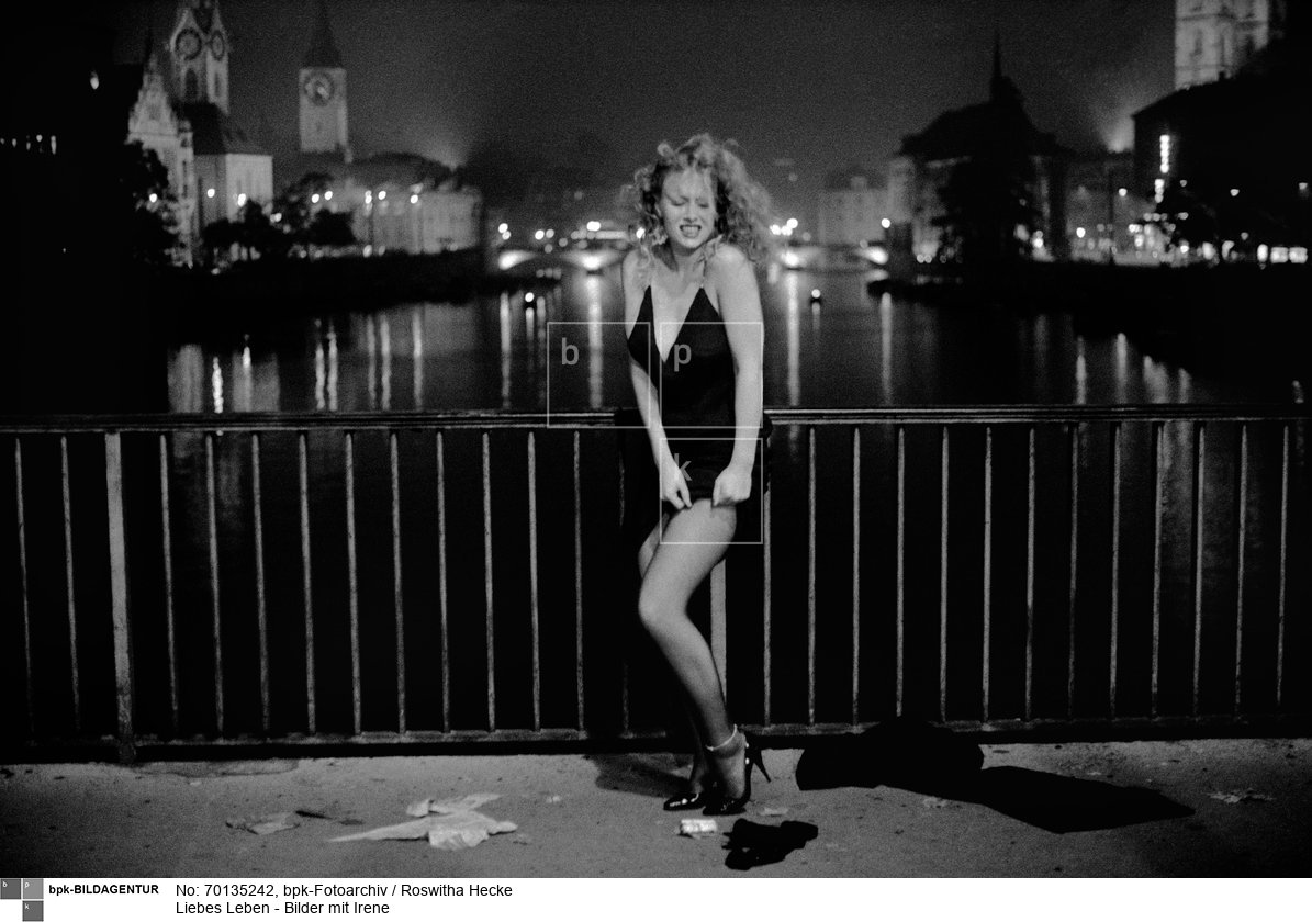 Bildmotiv zu der Serie „Liebes Leben“ der Fotografin Roswitha Hecke über die Prostituierte Irene. Die Fotos entstanden in Zürich und Rom, 1978. Das Buch zu dieser Fotoserie erhielt 1979 den Kodak Fotobuch Preis und wurde 1982 von der Stiftung Buchkunst als „schönstes Buch“ ausgezeichnet.<BR>Aufnahmedatum: 1978<BR>Material/Technik: Foto<BR>Aufnahmeort: Zürich / Rom<BR>