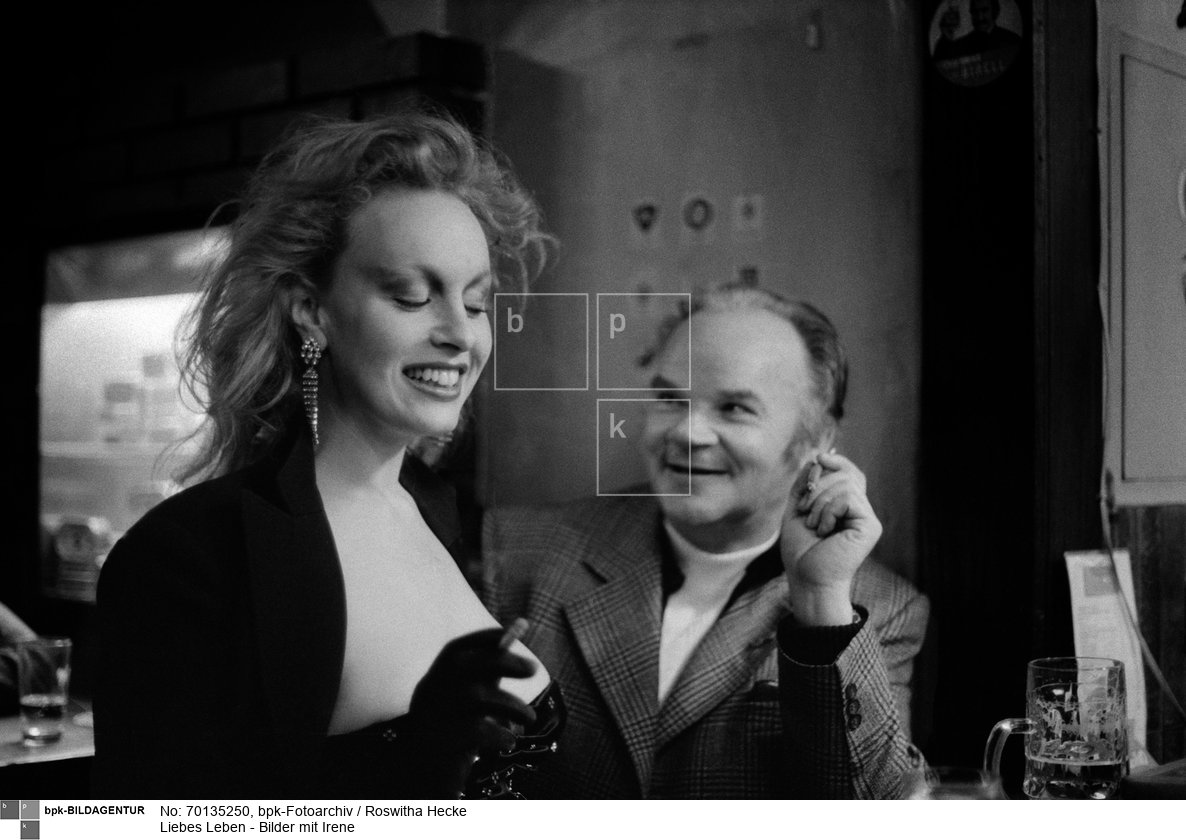 Bildmotiv zu der Serie „Liebes Leben“ der Fotografin Roswitha Hecke über die Prostituierte Irene. Die Fotos entstanden in Zürich und Rom, 1978. Das Buch zu dieser Fotoserie erhielt 1979 den Kodak Fotobuch Preis und wurde 1982 von der Stiftung Buchkunst als „schönstes Buch“ ausgezeichnet.<BR>Aufnahmedatum: 1978<BR>Material/Technik: Foto<BR>Aufnahmeort: Zürich / Rom<BR>