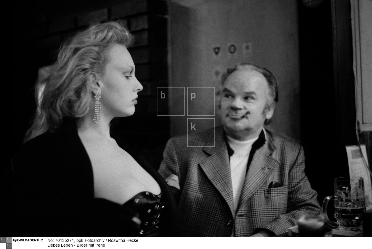 Bildmotiv zu der Serie „Liebes Leben“ der Fotografin Roswitha Hecke über die Prostituierte Irene. Die Fotos entstanden in Zürich und Rom, 1978. Das Buch zu dieser Fotoserie erhielt 1979 den Kodak Fotobuch Preis und wurde 1982 von der Stiftung Buchkunst als „schönstes Buch“ ausgezeichnet.<BR>Aufnahmedatum: 1978<BR>Material/Technik: Foto<BR>Aufnahmeort: Zürich / Rom<BR>
