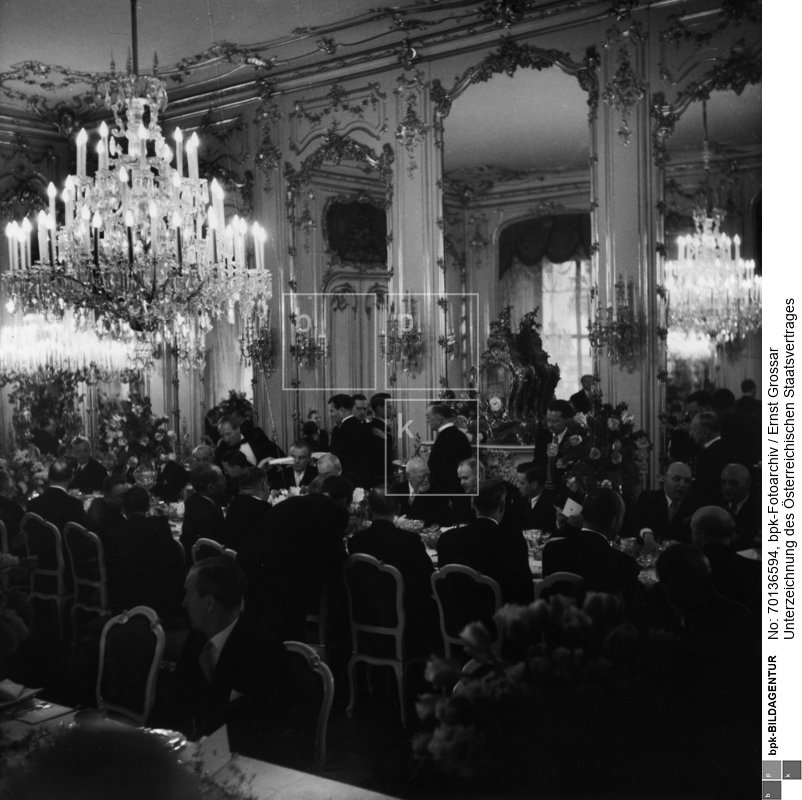 Die Außenminister auf einem Bankett des österreichischen Bundespräsidenten Theodor Körner (Bildmitte am Tisch, im Gespräch mit den sowjetischen Außenminister Molotow) im Schloss Schönbrunn

<BR>Aufnahmedatum: 15.05.1955<BR>Material/Technik: Foto / Vintage Print<BR>Aufnahmeort: Wien<BR>Inventar-Nr.: Gr N306-01<BR>