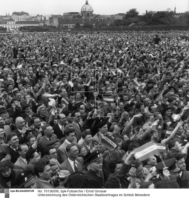 Vor dem Schloß Belvedere feiert eine große Menschenmenge die Bekanntgabe der Unterzeichnung des Staatsvertrages<BR>Aufnahmedatum: 15.05.1955<BR>Material/Technik: Foto<BR>Aufnahmeort: Wien<BR>Inventar-Nr.: Gr N308-06<BR>