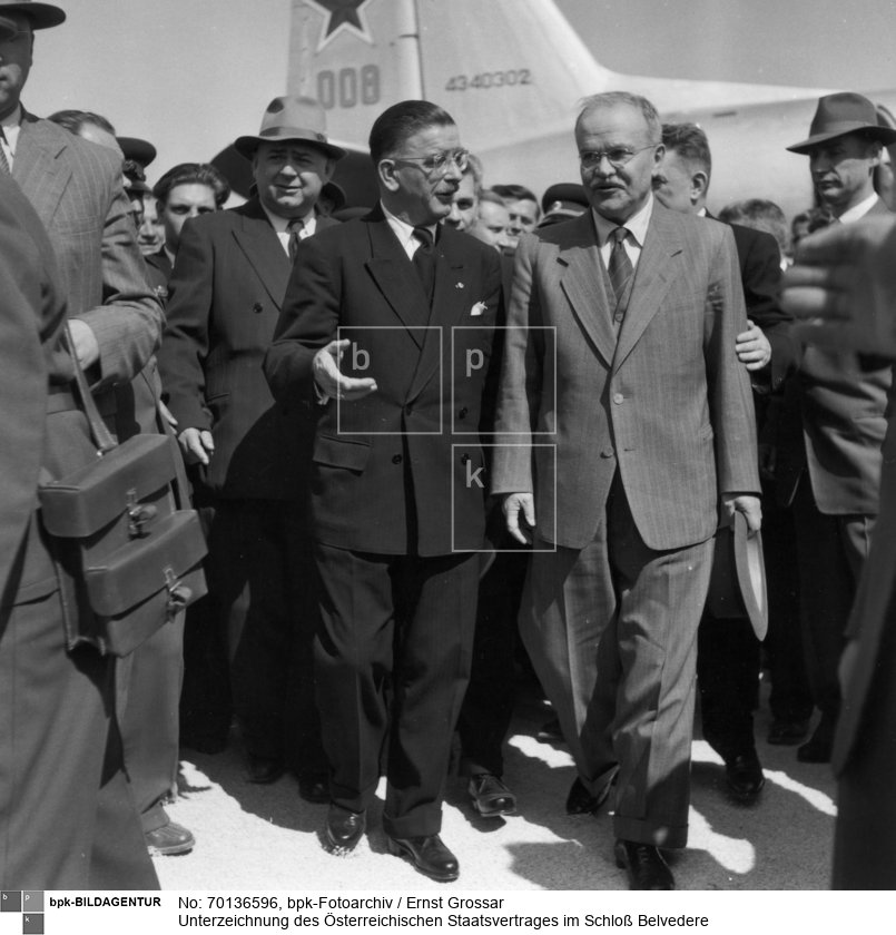 Ankunft der sowjetischen Delegation auf dem Flughafen Wien. Der österreichische Außenminister Leopold Figl (links) begrüßt den sowjetischen Außenminister Wjatscheslaw Michailowitsch Molotow<BR>Aufnahmedatum: Mai 1955<BR>Material/Technik: Foto<BR>Aufnahmeort: Wien<BR>Inventar-Nr.: Gr N302-06<BR>