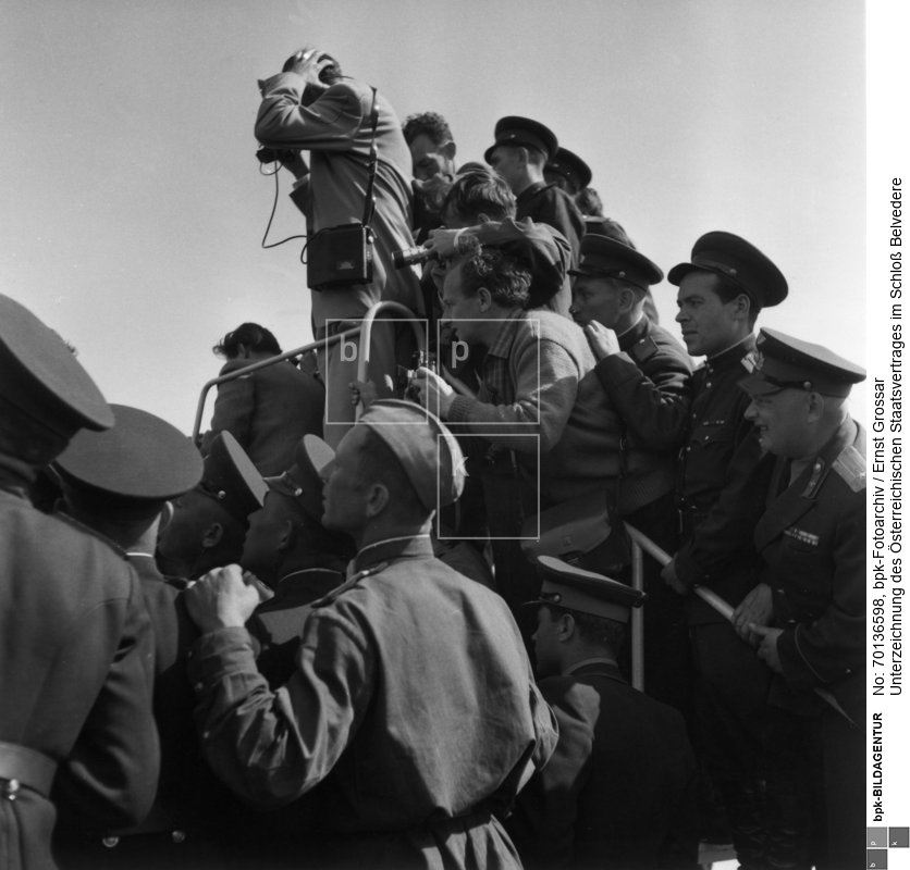 Fotografen und sowjetische Besatzungssoldaten beobachten die Ankunft der sowjetischen Delegation auf dem Flughafen Wien. <BR>Aufnahmedatum: Mai 1955<BR>Material/Technik: Foto<BR>Aufnahmeort: Wien<BR>Inventar-Nr.: Gr N302-09<BR>