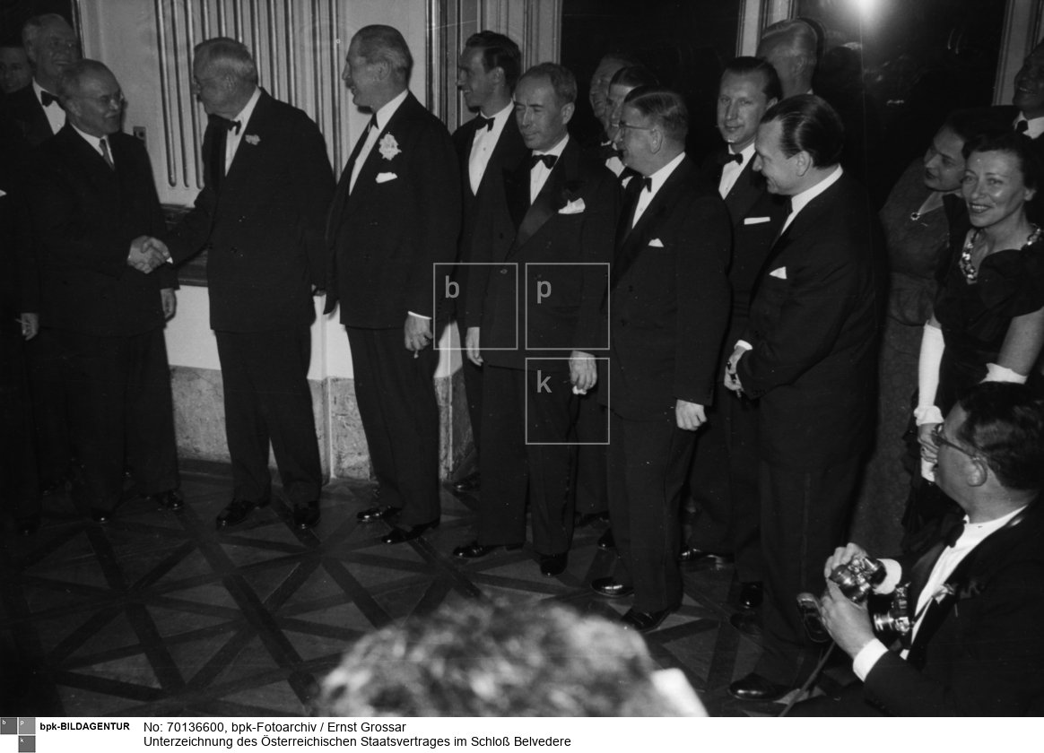 V.l.n.r.: die Außenminister  Wjatscheslaw Michailowitsch Molotow (Sowjetunion), John Foster Dulles (USA), Harold Macmillan (Großbritannien), Antoine Pinay (Frankreich) und Leopold Figl (Österreich)<BR>Aufnahmedatum: Mai 1955<BR>Material/Technik: Foto / Vintage Print<BR>Aufnahmeort: Wien<BR>Inventar-Nr.: Gr N303-13A<BR>