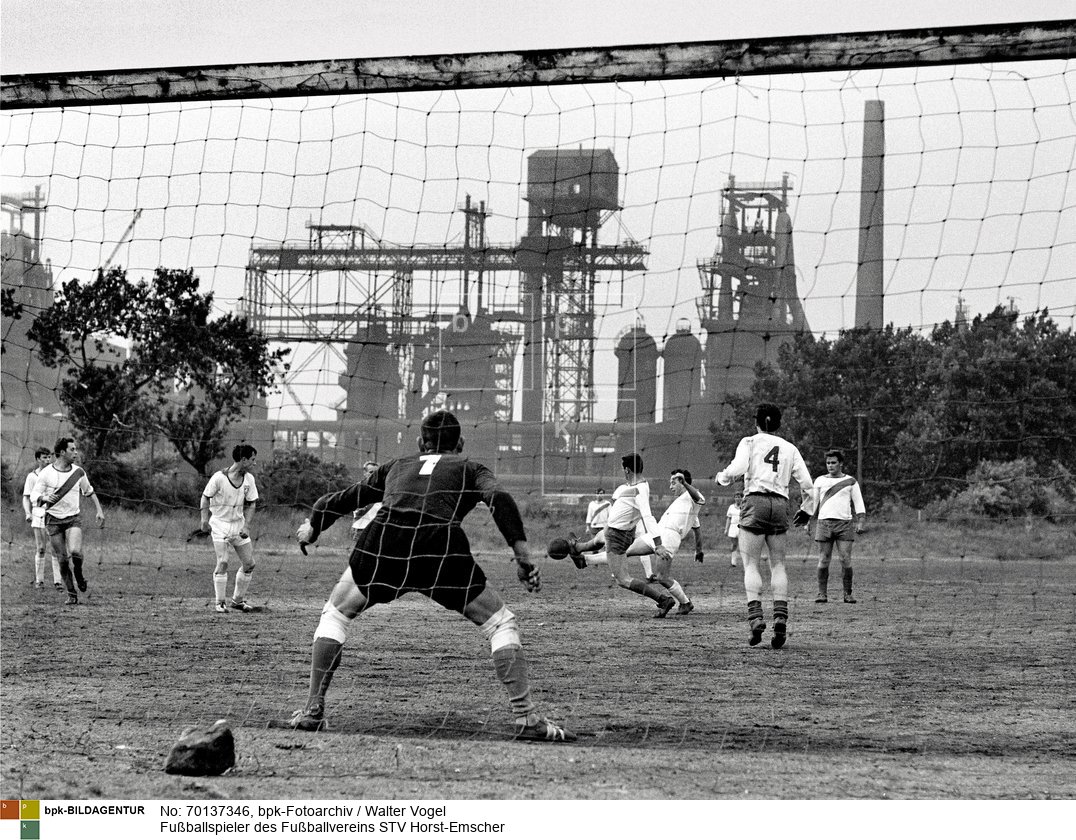 Im Hintergrund die Hochöfen der Rheinstahl Hüttenwerke AG<BR>Aufnahmedatum: 1965<BR>Material/Technik: Foto<BR>Aufnahmeort: bei Gelsenkirchen<BR>