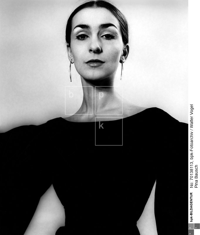 Porträt im schwarzen Kleid, aufgenommen in Fotostudion Folkwangschule<BR>Person:  Pina Bausch (27.07.1940 - 30.06.2009), Deutsche Tänzerin, Choreografin, Tanzpädagogin und Ballettdirektorin <BR>Aufnahmedatum: 1966<BR>Material/Technik: Foto<BR>Aufnahmeort: Essen<BR>