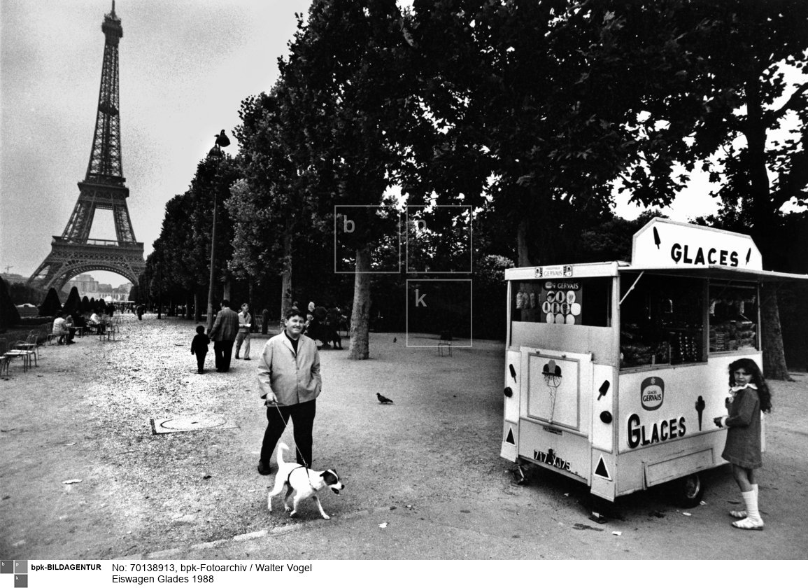 am Champ de Mars mit Eiffelturm im Hintergrund<BR>Aufnahmedatum: 1988<BR>Material/Technik: Foto<BR>Aufnahmeort: Paris / Frankreich<BR>