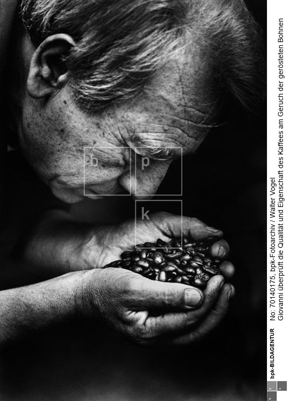 in der hauseigenen Rösterei im Caffé Tazza d'Oro<BR>Aufnahmedatum: o.J.<BR>Material/Technik: Foto<BR>Aufnahmeort: Rom / Italien<BR>