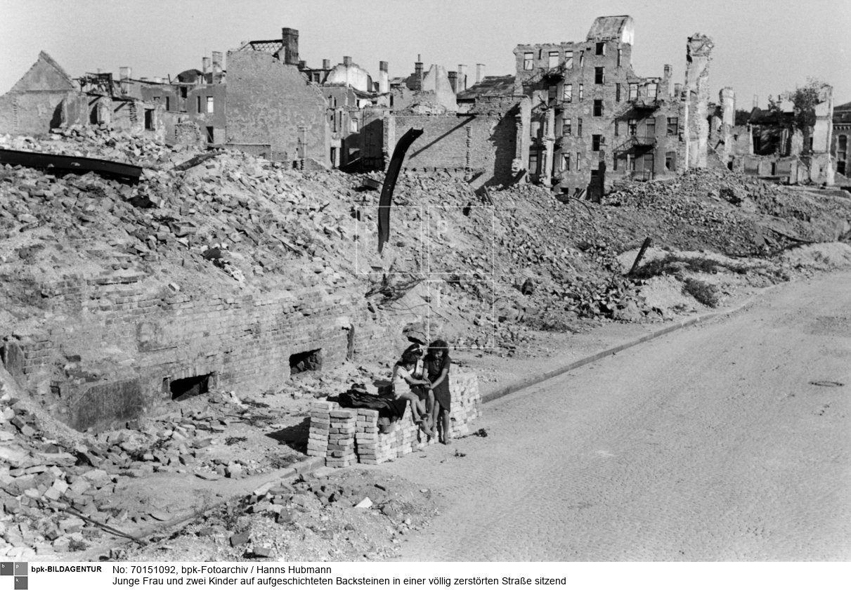 Aufnahmedatum: 1946<BR>Material/Technik: Foto<BR>Aufnahmeort: Nürnberg<BR>Inventar-Nr.: Hu 02934-15<BR>