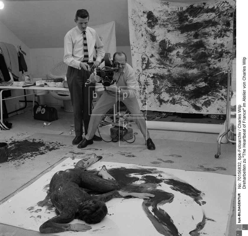 "The Heartbeat of France" (1961), Regie: Peter Morley ; Performance Yves Klein "Anthropométries" ;  Regisseur Peter Morley (links), Modell Katja<BR>Aufnahmedatum: Februar 1961<BR>Material/Technik: Foto<BR>Aufnahmeort: Düsseldorf<BR>Inventar-Nr.: CW 5879-12<BR>