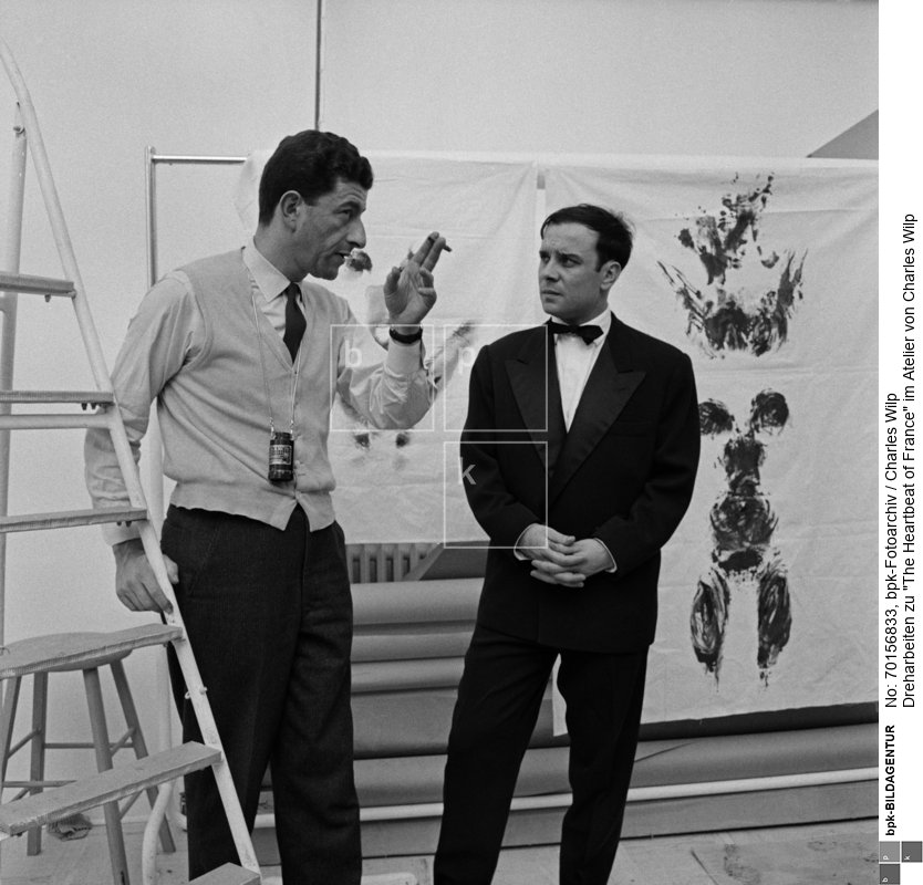 "The Heartbeat of France" (1961), Regie: Peter Morley ; Performance Yves Klein "Anthropométries" ; Yves Klein (rechts) und  Regisseur Peter Morley<BR>Aufnahmedatum: Februar 1961<BR>Material/Technik: Foto<BR>Aufnahmeort: Düsseldorf<BR>Inventar-Nr.: CW 5880-07<BR>